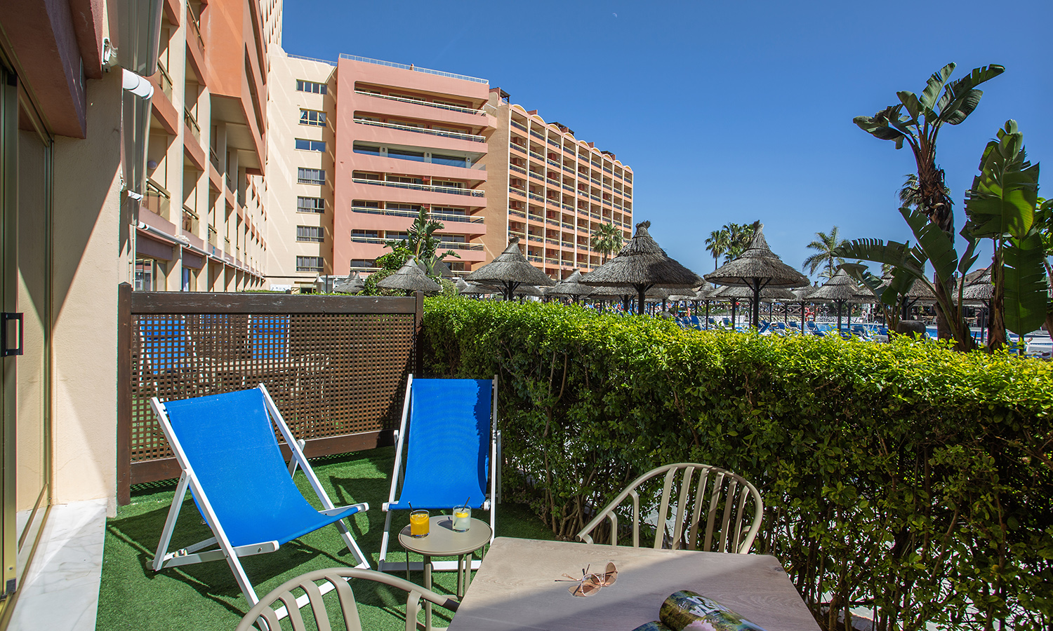 Garden Suite con vistas a la piscina y mobiliario